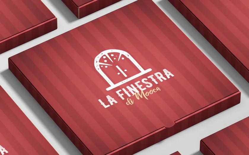 Caixas de pizza vermelhas listradas com o logotipo da La Finestra di Mooca em branco e dourado: uma janela em arco com fatias de pizza sobre o nome