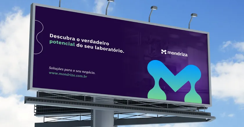 Outdoor da Mondriza com o texto "Descubra o verdadeiro potencial do seu laboratório", fundo roxo escuro e o monograma M em degradê de azul para verde, contra um céu azul
